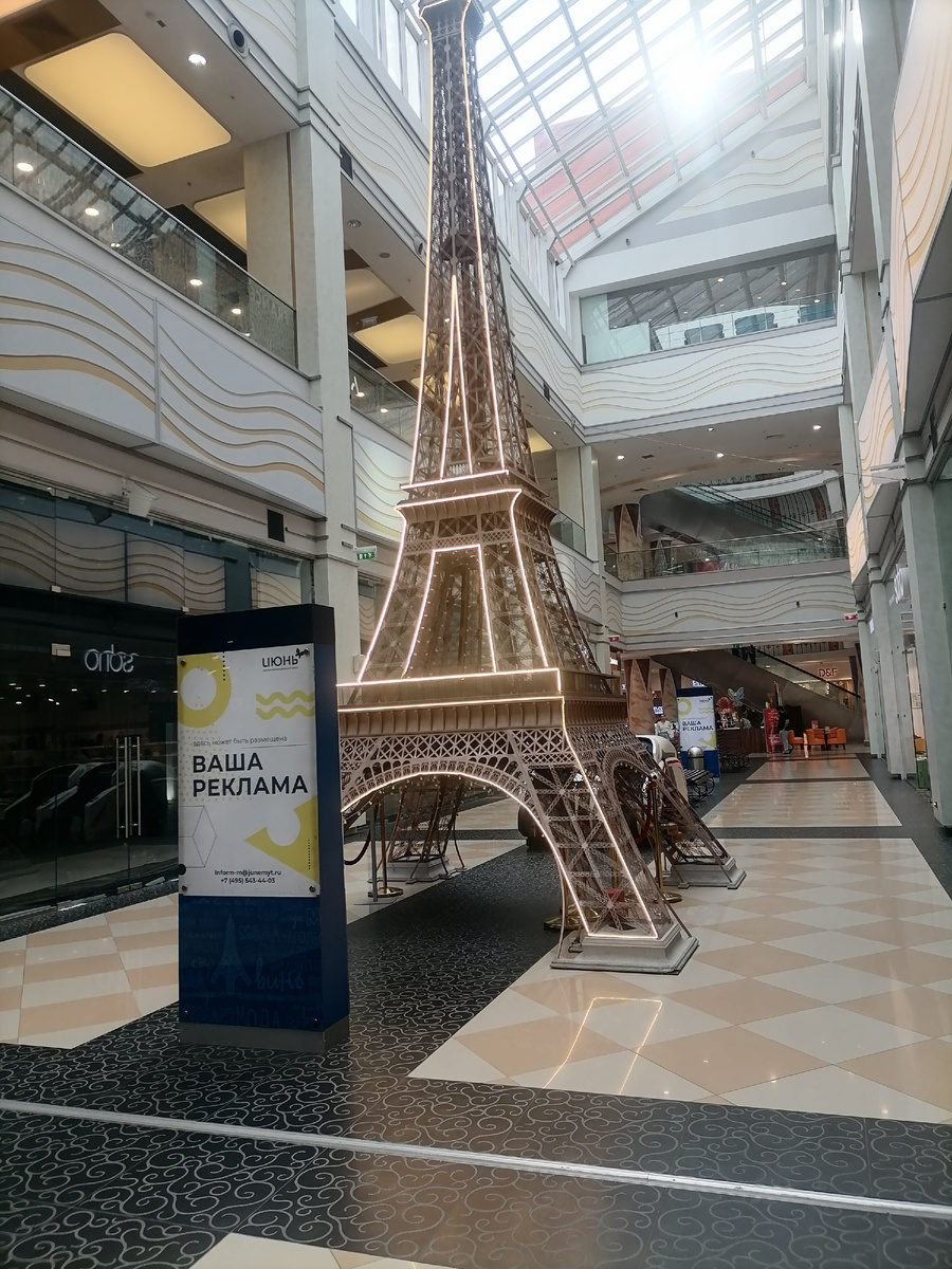 В ТЦ. Людей совсем нет. 