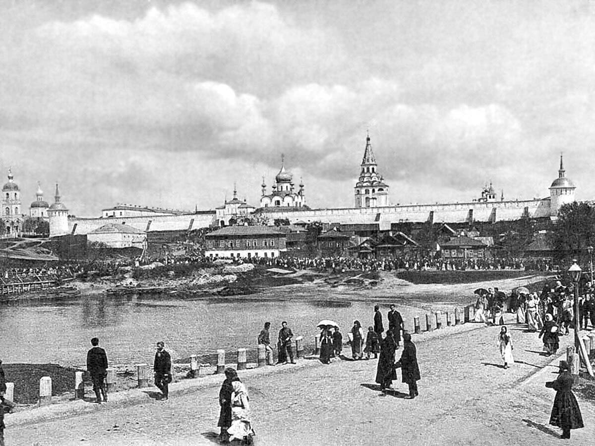 Мост через реку Серая и вид на Успенский монастырь