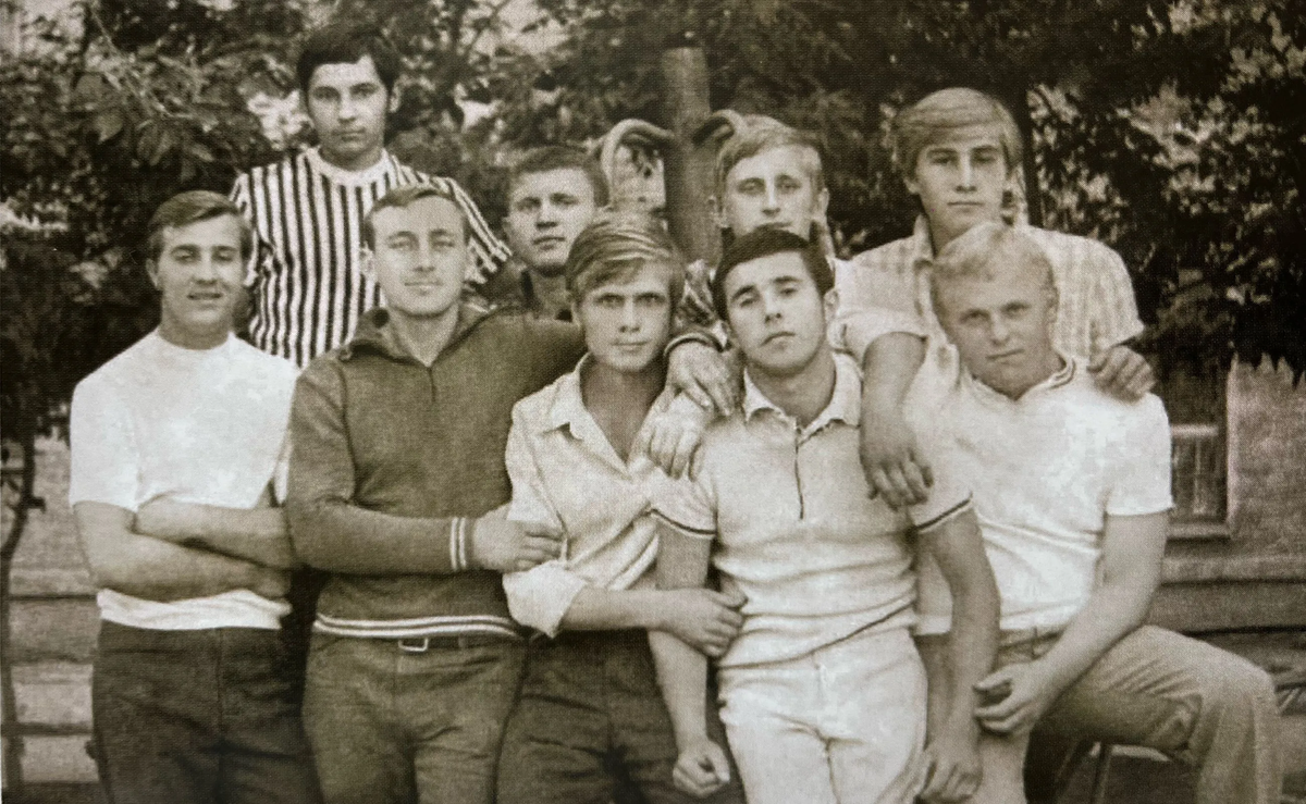 - Нижний ряд второй слева - основатель ОПГ Сергей Антипов