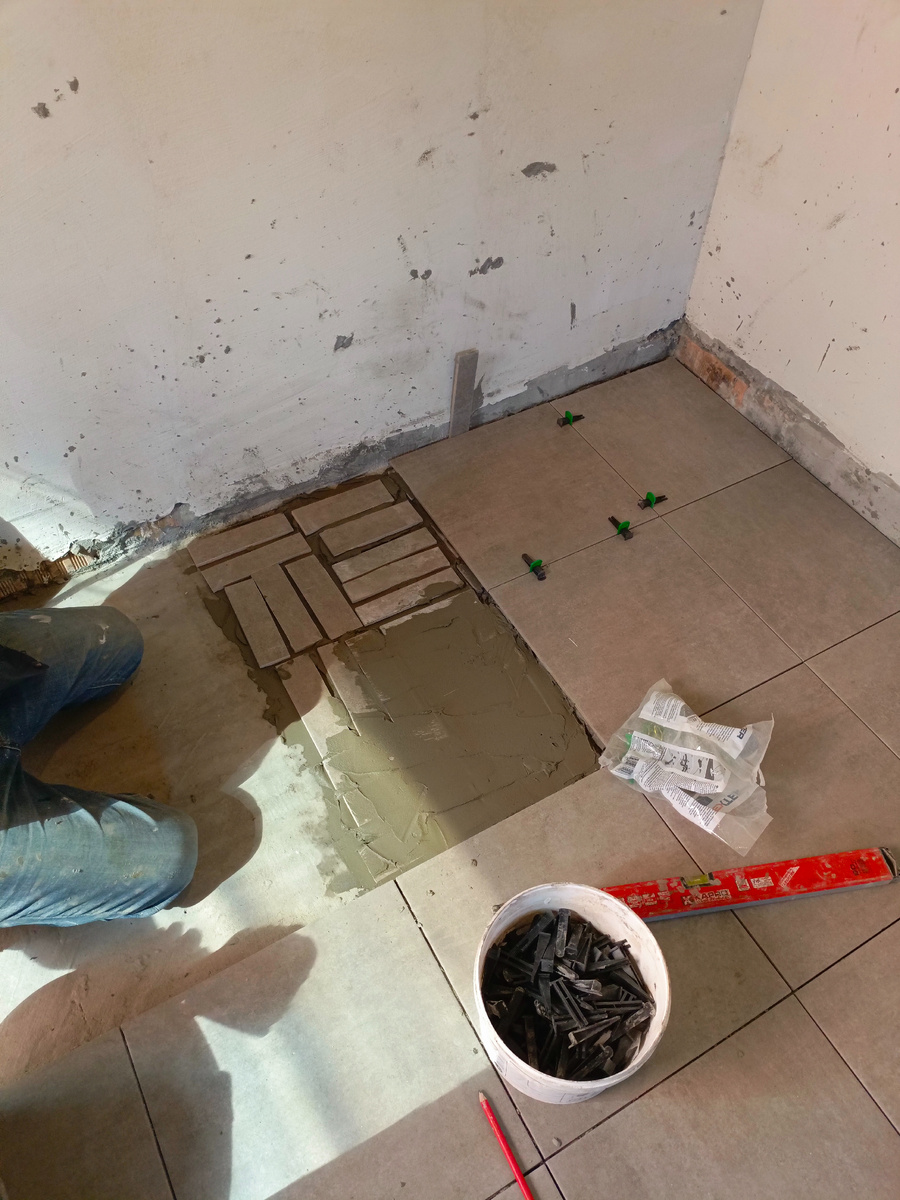 Процесс подложки из обрезков плитки