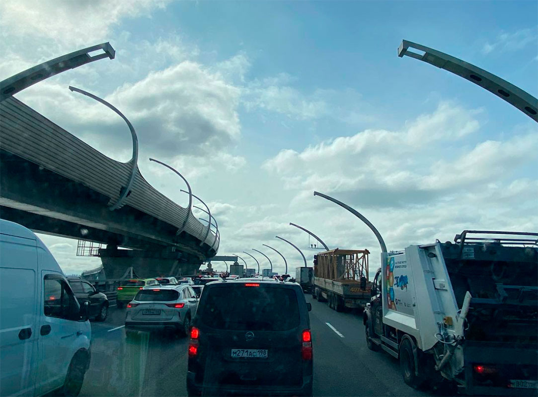 В третий день ПМЭФ в Северной столице наблюдается огромная пробка в сторону «Экспофорума».  Фото: Фото: ФедералПресс / Кирилл Конторщиков