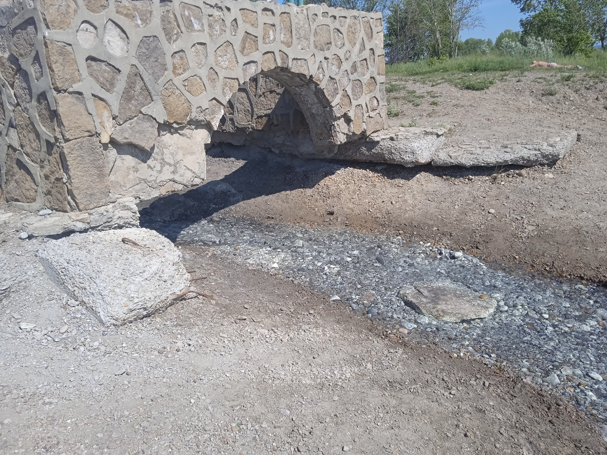 Соляной источник на полуострове Варничный. Именно он дал название городу. Имеет четкий вкус соли и сероводорода. 