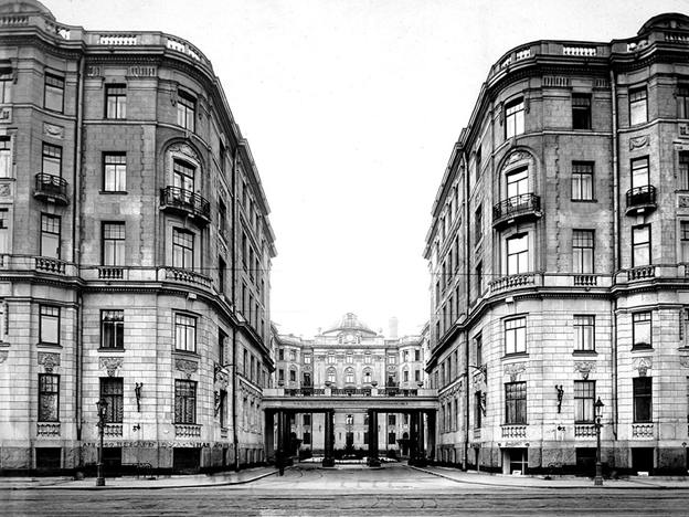 Все корпуса дома соединяет система дворов. Фото: Commons.wikimedia.org
