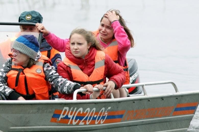 История о жадности взрослых и героизме детей. Как 12-летняя Юля Король вытащила товарищей из ледяной воды, а потом три км плыла за подмогой.