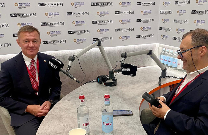    Глава Минтранса России Роман Старовойт и главный редактор Business FM Илья Копелевич (слева направо).BFM.ru