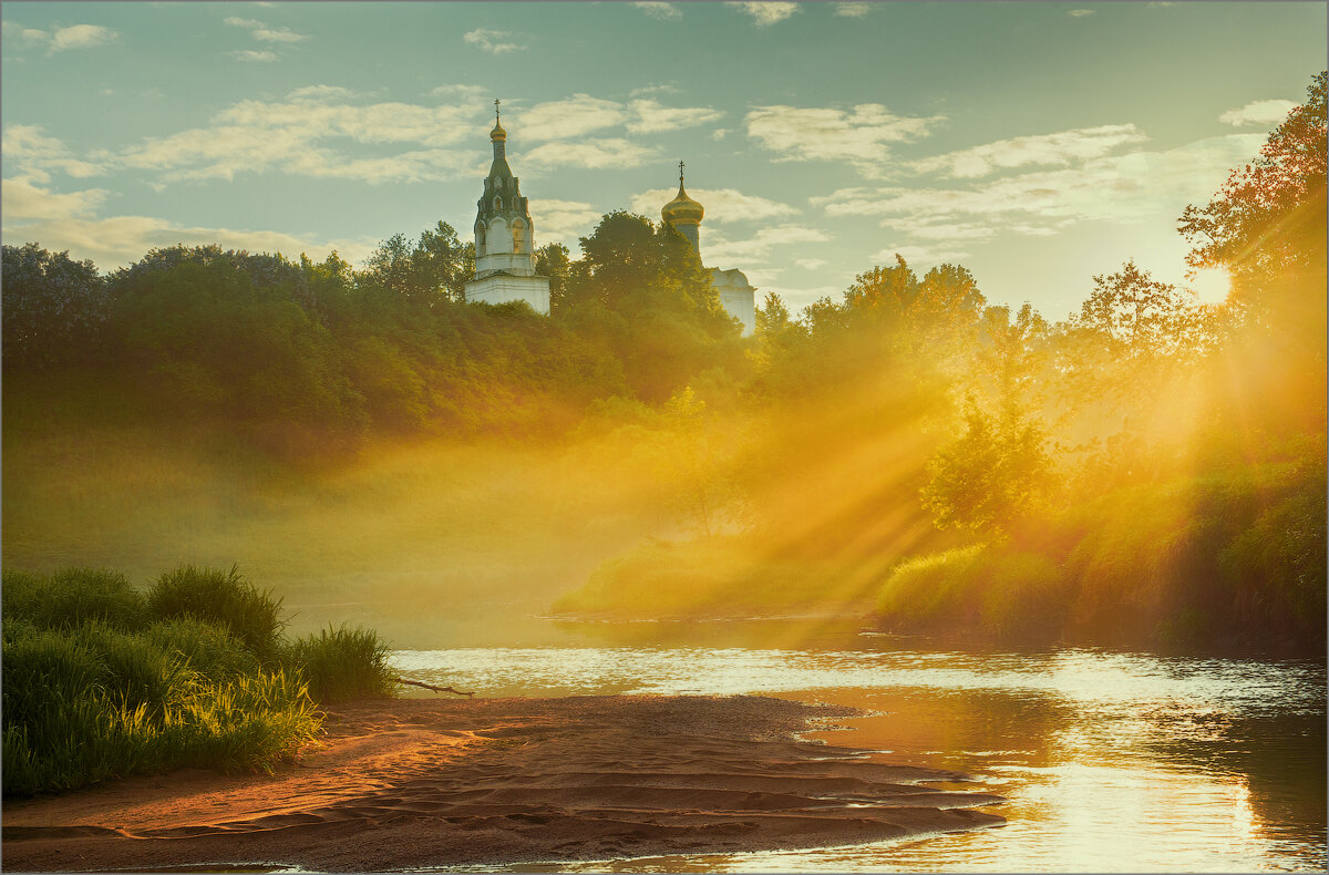 30 минут от Москвы, и можно вот такую красоту снимать на рассвете. Деревня Бужарово, Истринский район.