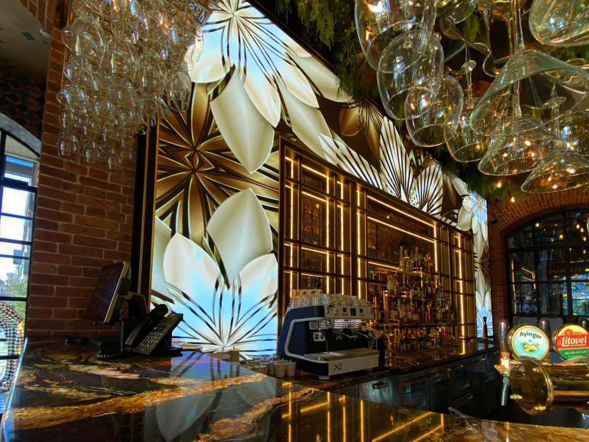 Кейс компании ГоризонтLED: Экран на барную стойку в загородный комплкс OLD HOUSE