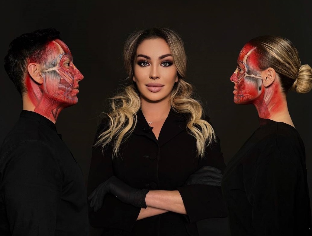 Алёна Николаевна САРОМЫЦКАЯ, врач дерматолог, косметолог высшей категории, диетолог, сертифицированный тренер ведущих европейских компаний, преподаватель кадавер курса Университета Максимилиана Людвига (Германия), член американской Ассоциации специалистов по лазерной хирургии ASLM, действующий спикер российских и международных конгрессов по эстетической медицине и косметологии, бьюти-эксперт ведущих федеральных СМИ