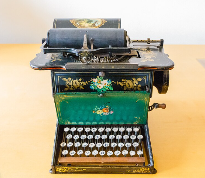 Remington 1. Первая печатная машинка. Она задала стандарт QWERTY для клавиатур. Интересный факт: бренд стал настолько популярным, что, например, в Российской империи все машинки называли «ремингтон», а машинисток — «ремингтонистками»