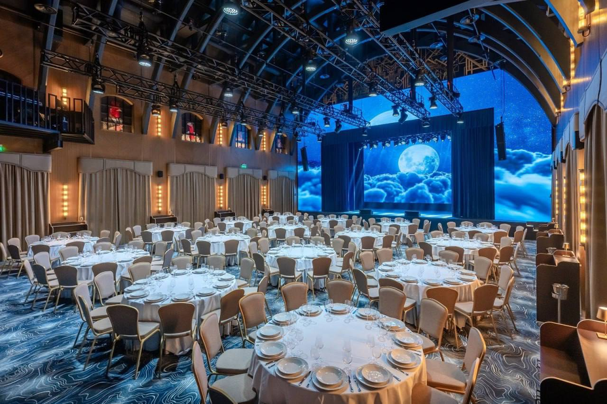 Кейс компании ГоризонтLed: Интерьерный экран для концертно-банкетного зала OLD HOUSE