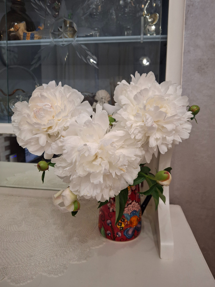Пионы в вазе