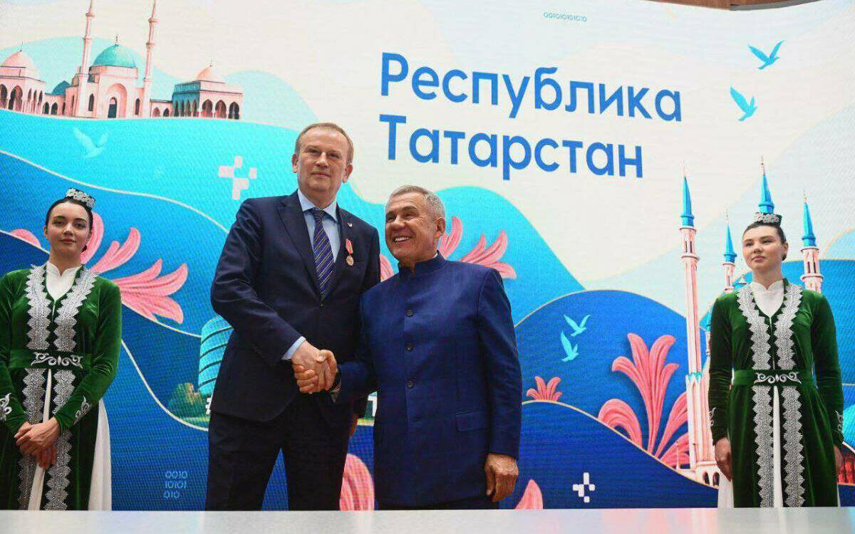 На встрече с Александром Дрозденко стороны подписали план мероприятий по реализации Соглашения между Республикой Татарстан и Правительством Ленинградской областиФото: пресс-служба Раиса РТ