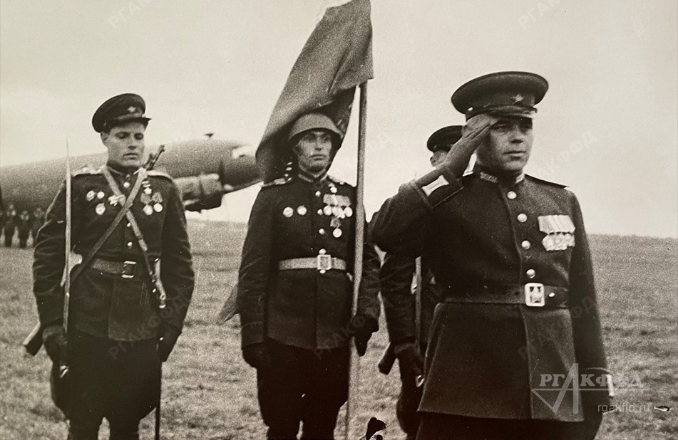 Участники Парада Победы со Знаменем Победы, доставленным из г. Берлина, на Московском центральном аэродроме / г. Москва. 20.06.1945 г. / Фотограф: Д. Чернов / РГАКФФД Арх.№ 0-99992а