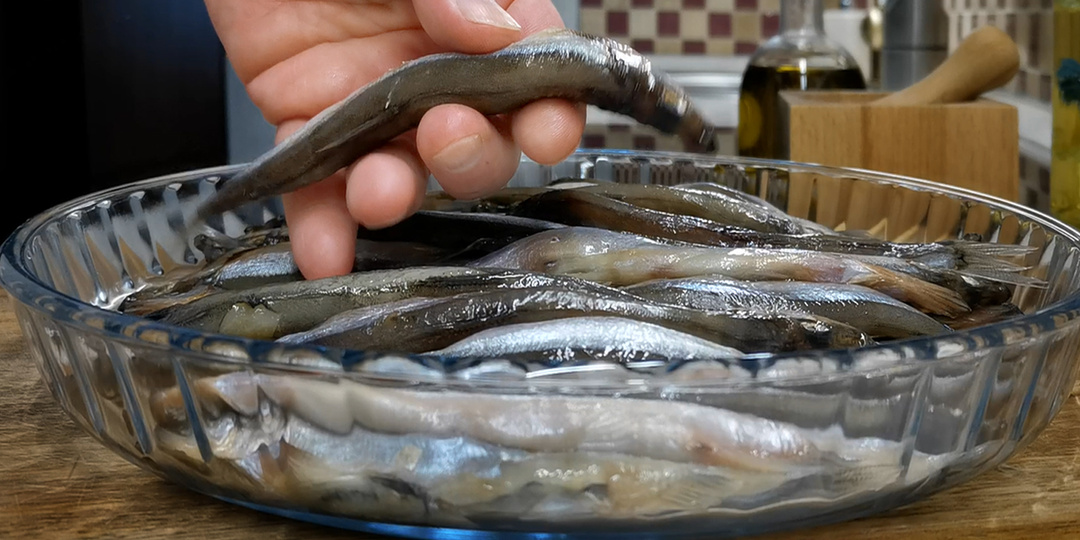 Просто объедение какая вкусная мойва. Рыба совсем как жареная, румяная, с хрустящей корочкой