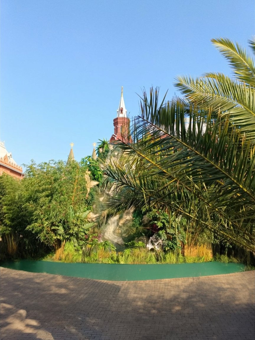 Водопад на Манежной площади. Фото автора. Июнь 2025 г.