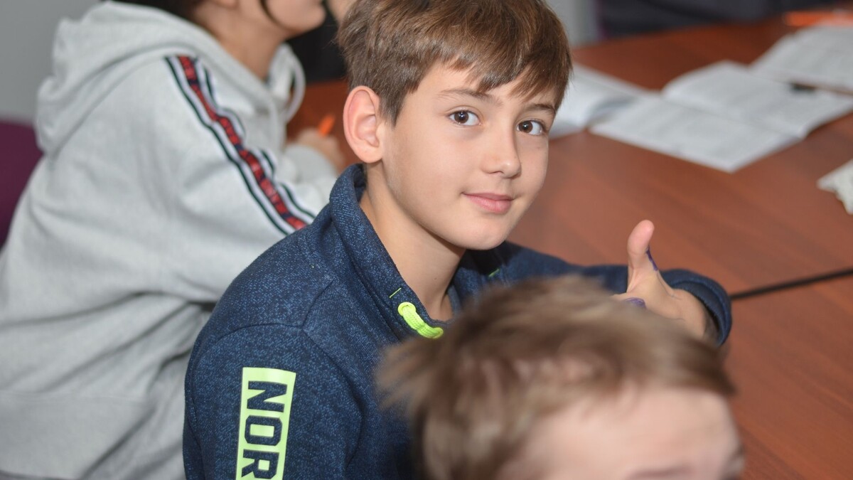 Умение адаптироваться, находить общий язык с новыми людьми и воспринимать информацию по-разному - это один из самых важных гибких навыков. Опыт занятий с другим педагогом поможет стать более гибким уверенным в новых ситуациях.