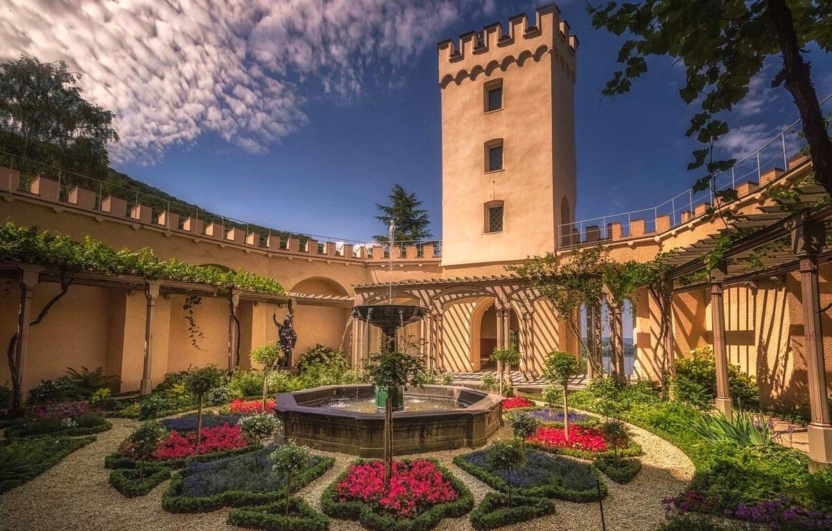 Фонтан во дворе замка. Источник: Яндекс картинки