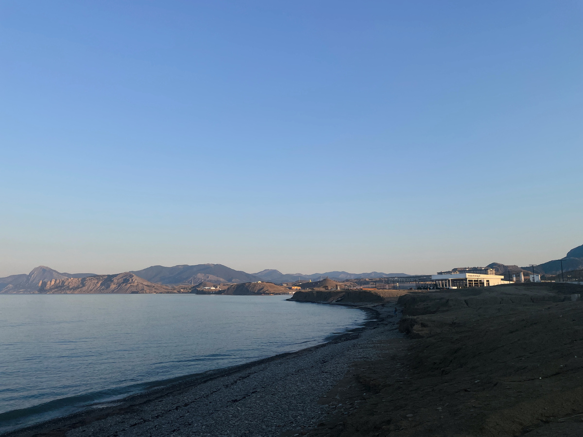 Рассвет с видом на залив на фестивале "Таврида-Арт" 2024. Ⓒ Andrey Krass