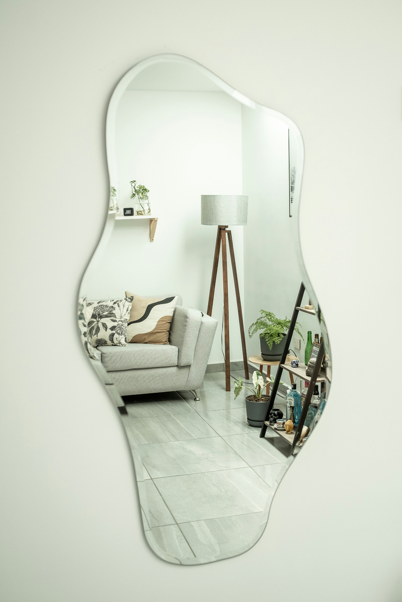Источник изображения: https://unsplash.com/photos/a-living-room-with-a-couch-and-a-mirror-uchpnrtWj_I