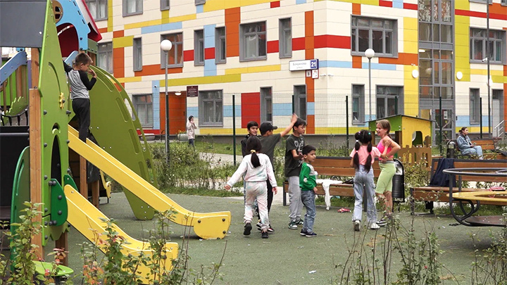    Почти 600 тысяч детей мигрантов не учатся. Фото: Царьград