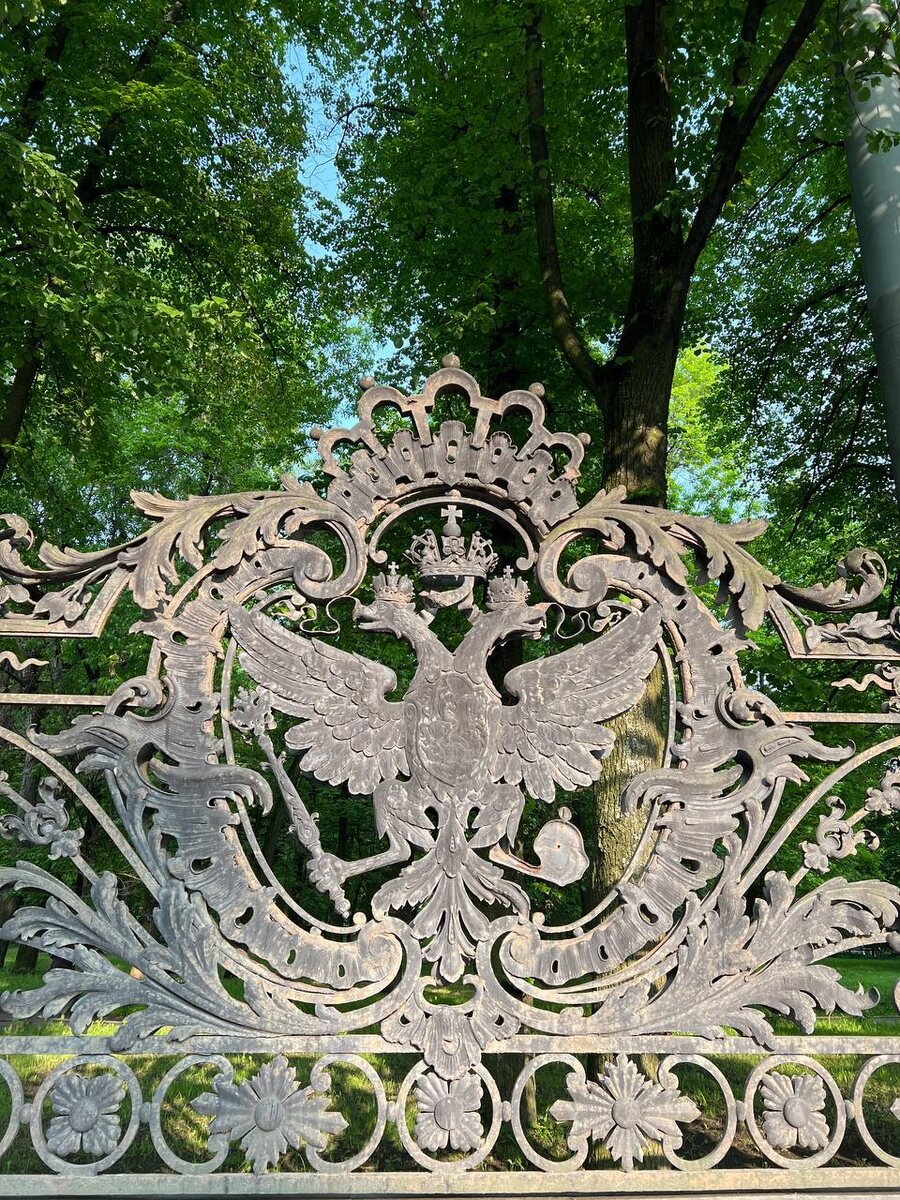 решётка, окружающая Сад Девятого Января