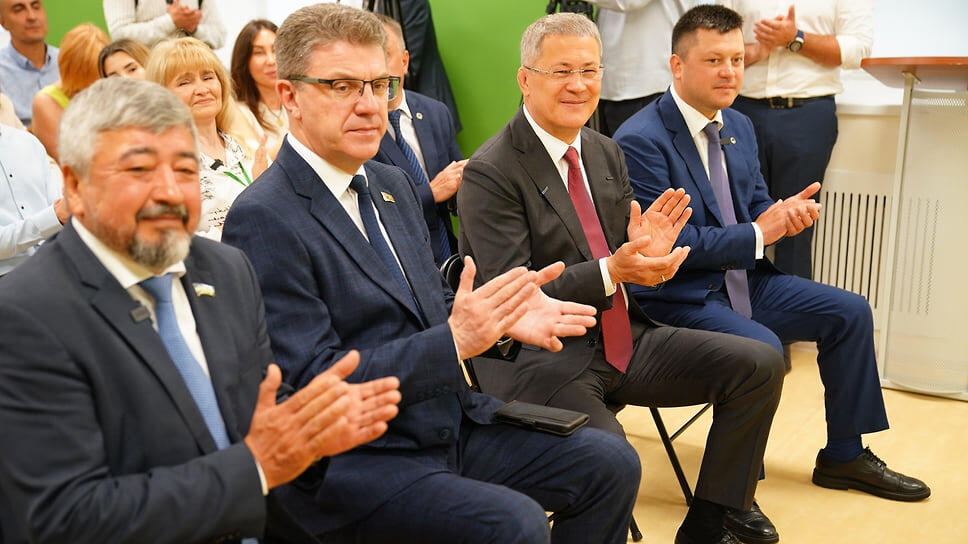 На открытие центра пришли председатель уфимского горсовета Марат Васимов, председатель Минского городского исполнительного комитета Владимир Кухарев, глава Башкирии Радий Хабиров и сити-менеджер Уфы Ратмир Мавлиев.📷Фото: пресс-службы администрации главы Башкирии / Коммерсантъ