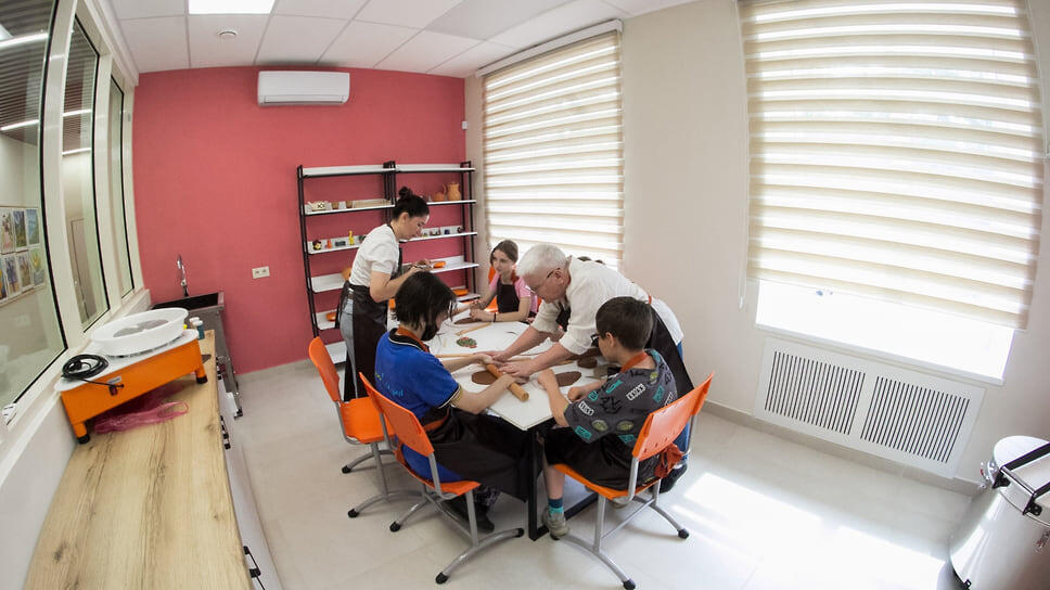 В центре работают различные направления, в том числе – лепка.📷Фото: Валерий Минлин / Коммерсантъ