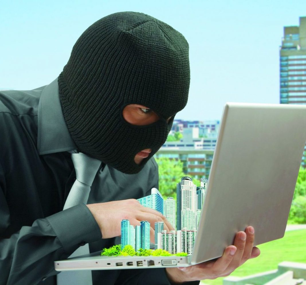 Это мошенник, он хочет обмануть Вас и забрать деньги!