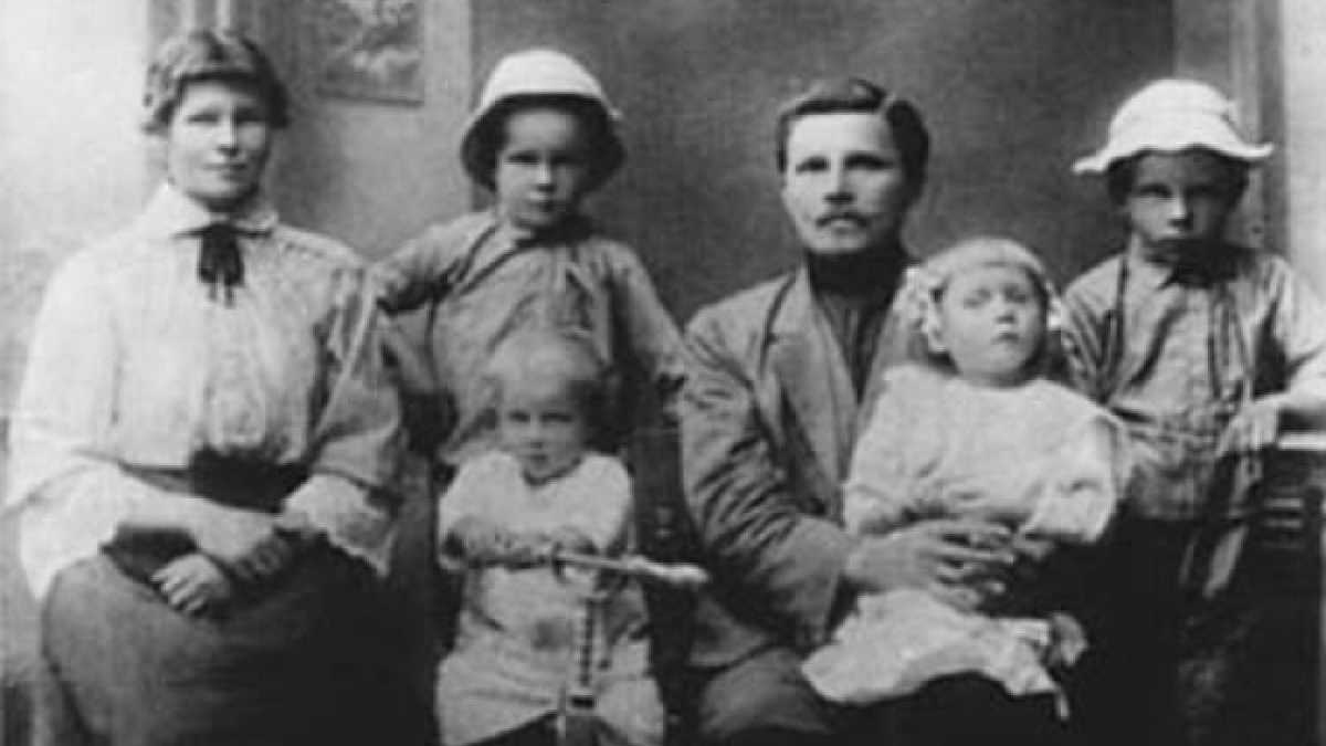 Семья Твардовских: мать Мария Митрофанова, отец Трифон Гордеевич, возле матери стоит Александр Твардовский, на велосипеде - Василий, рядом с отцом - Константин, на руках у отца - Анна. 