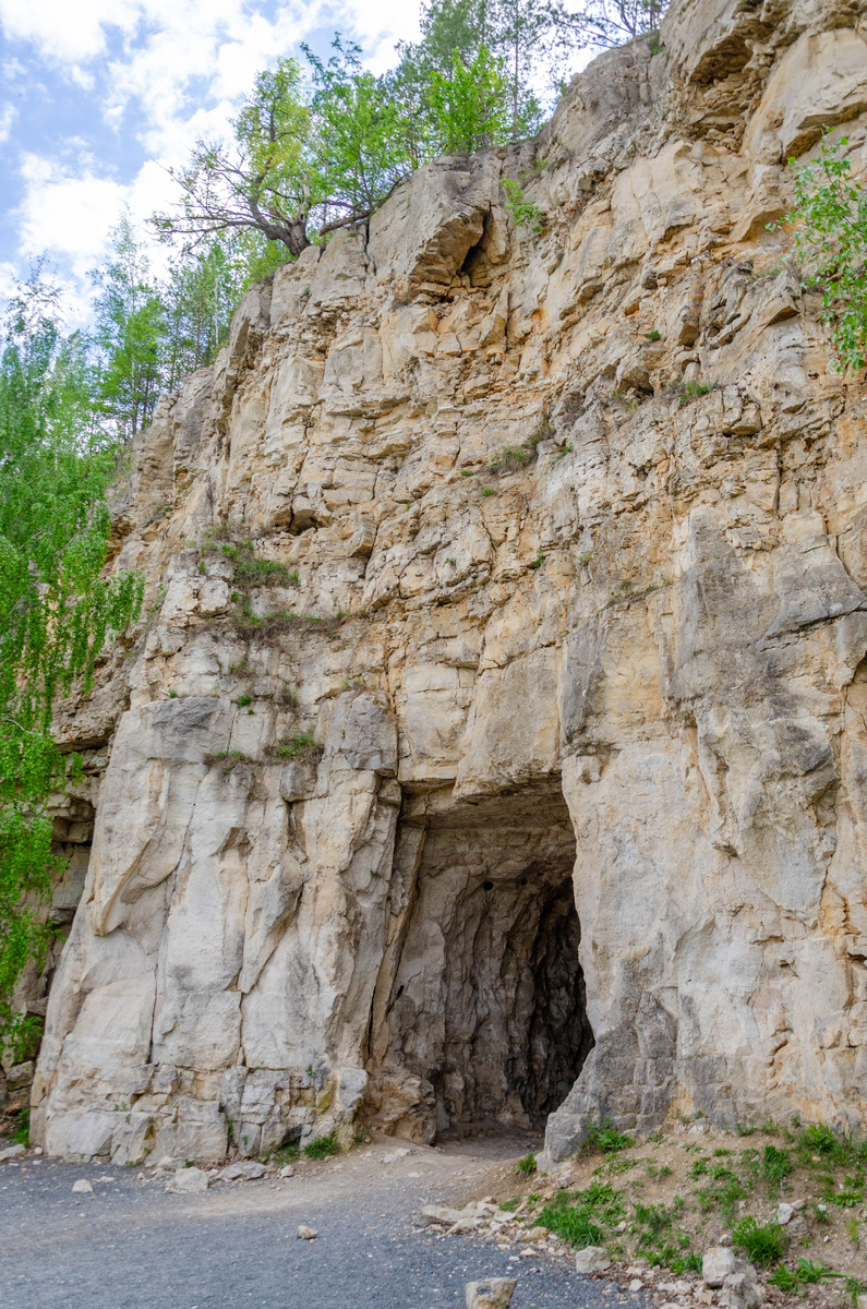 Вход в известковые штольни в посёлке Ширяево
