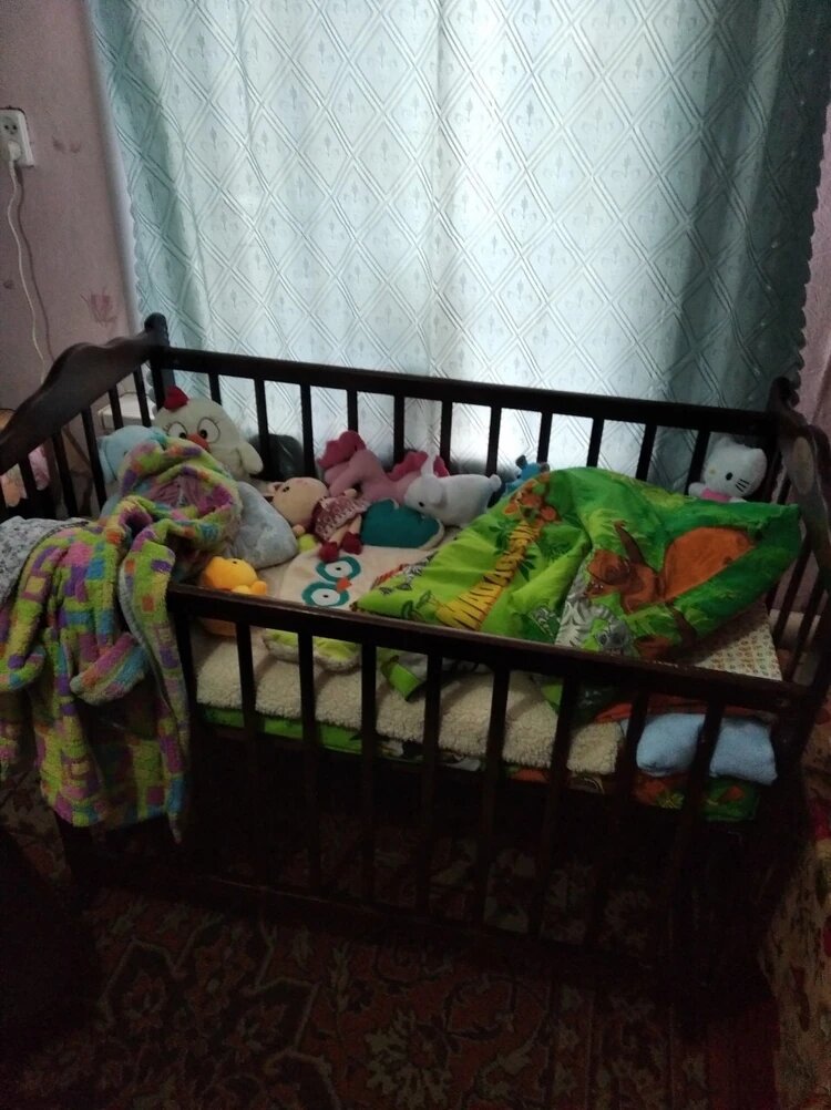 Из этой кроватки Виктория достала малыша. Фото: СК по Тюменской области