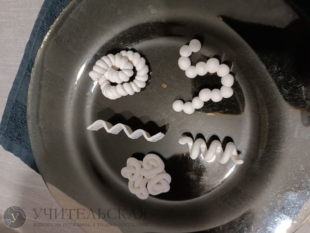 Такие заготовки нам предстояло окрасить и зафиксировать.  Впервые работали с полимерной запекаемой глиной – материал оказался очень благодарным!