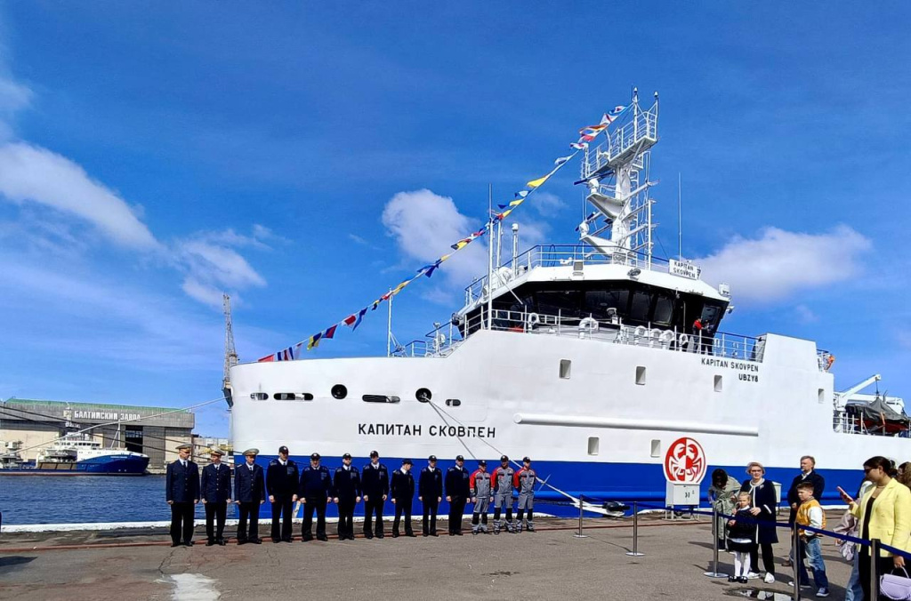 На краболовах "Капитан Фирсов" и "Капитан Сковпен" подняты флаги России / Фото: Пресс-служба РМРС  📷
