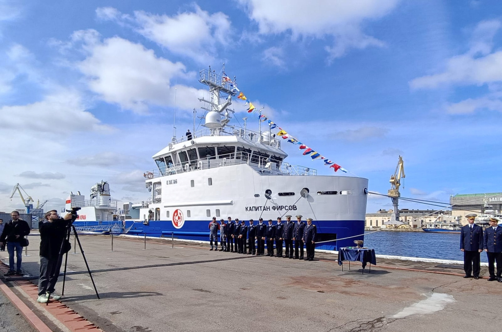 На краболовах "Капитан Фирсов" и "Капитан Сковпен" подняты флаги России / Фото: Пресс-служба РМРС  📷
