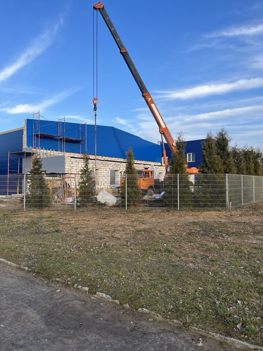       В 2024 году мы совершили очередной шаг вперед в своем развитии, приняв решение об инвестировании в выгодный проект, который позволит не только увеличить производственные мощности, но и создать новые рабочие места. 

      Основным этапом реализации проекта стало строительство нового цеха площадью 2 196 квадратных метров. В дополнение к этому, компания уже завершила строительство современного склада готовой продукции площадью 908 квадратных метров, который сдан в эксплуатацию. 

     Для строительства нового цеха используются самые современные и энергоэффективные материалы. Это обусловлено нашей приверженностью к соблюдению норм безопасности и обеспечению экологичности на всех этапах производства. Новый цех не только предложит комфортные условия труда, но и создаст около 50 новых рабочих мест, что станет важным вкладом в развитие местной экономики. 

       Уже к концу 2025 года на мощностях нового оборудования в возведенном цеху планируется запуск производства металлотканых сеток, соответствующих требованиям ГОСТ 3826-82. Размер ячейки новой продукции- от 0,2 до двух миллиметров. К слову, в настоящее время Хавер BY производит сетки с размером ячейки начиная от 1,25 миллиметров. 

      Мы уверены, что наш новый инвестиционный проект позволит не только укрепить партнерские отношения с уже существующими клиентами и уменьшить сроки выполнения заказов, но и привлечь новых партнеров из различных отраслей промышленности.