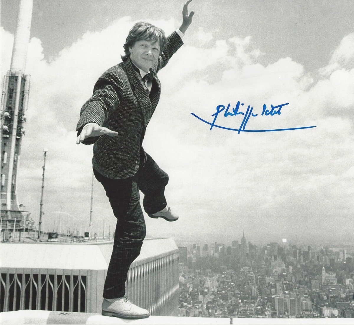 Канатоходец Филипп Пети (13 августа 1949, Немур, Сена и Марна, Франция) - французский уличный канатоходец.