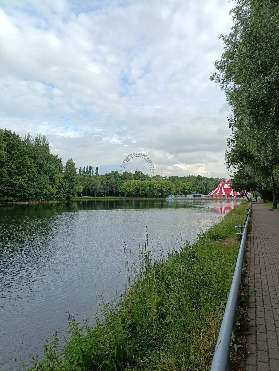 Цирковой шатер в Измайловском парке 
