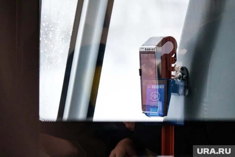 В ходе проверки женщина не смогла подтвердить оплату проезда. Фото: Руслан Яроцкий © URA.RU