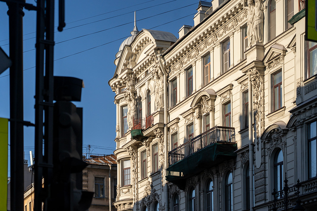 Вид на фасад по улице Восстания