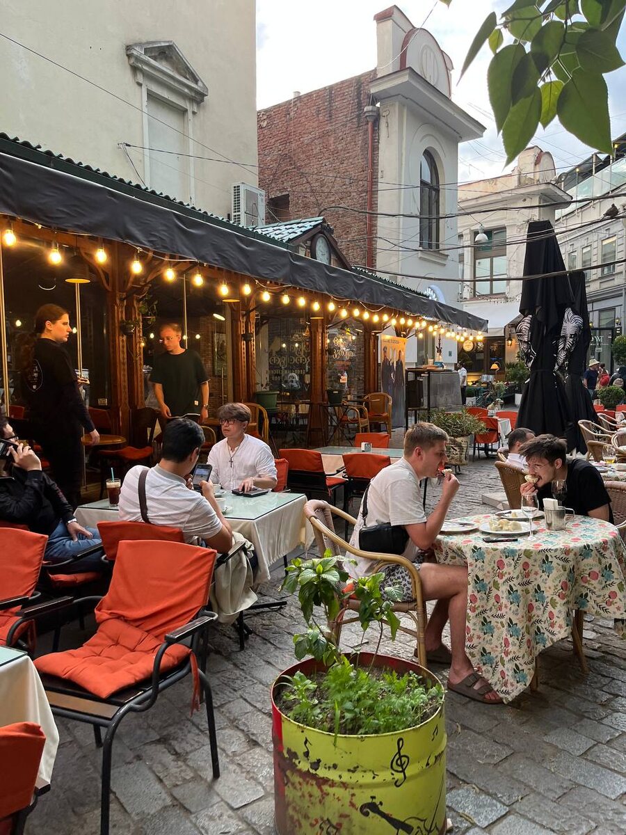 Туристическая улица с ресторанами