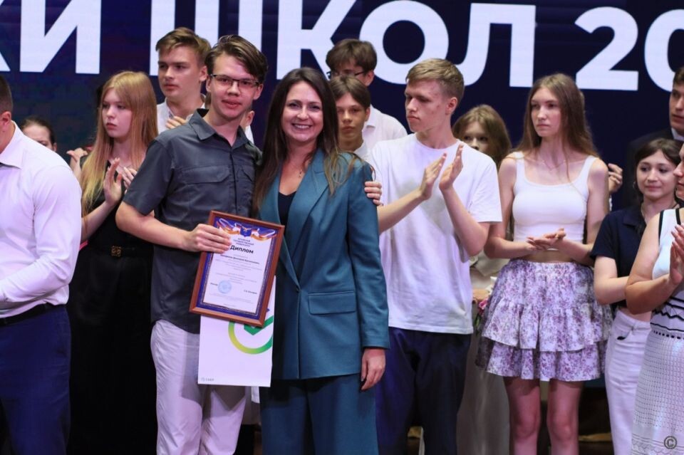    Более 200 барнаульских школьников наградили на "Параде звезд". Источник: Администрация Барнаула