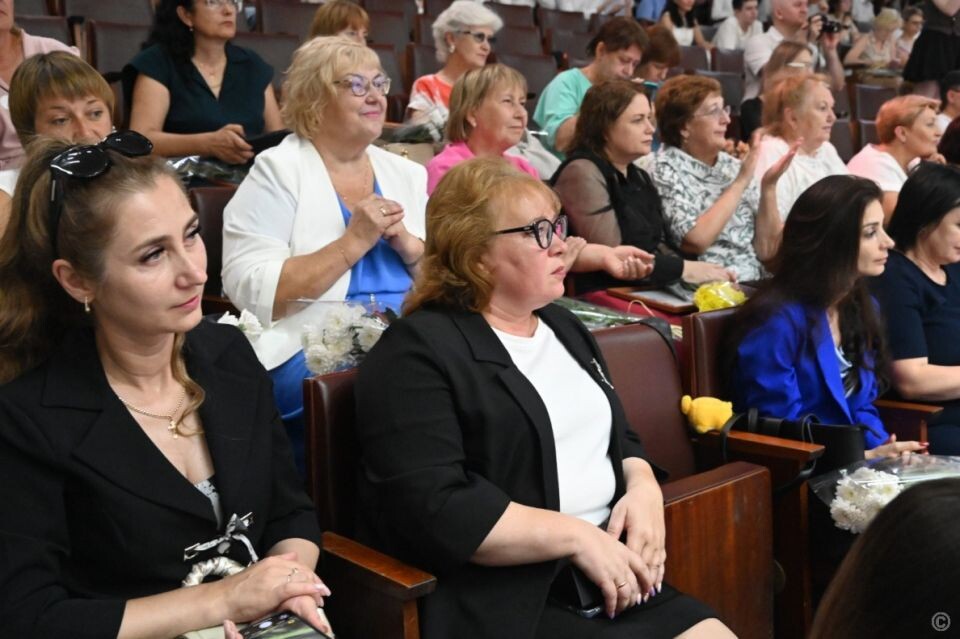    Более 200 барнаульских школьников наградили на "Параде звезд". Источник: Администрация Барнаула