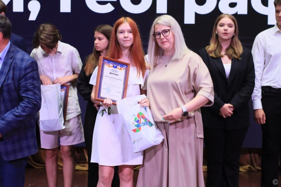    Более 200 барнаульских школьников наградили на "Параде звезд". Источник: Администрация Барнаула