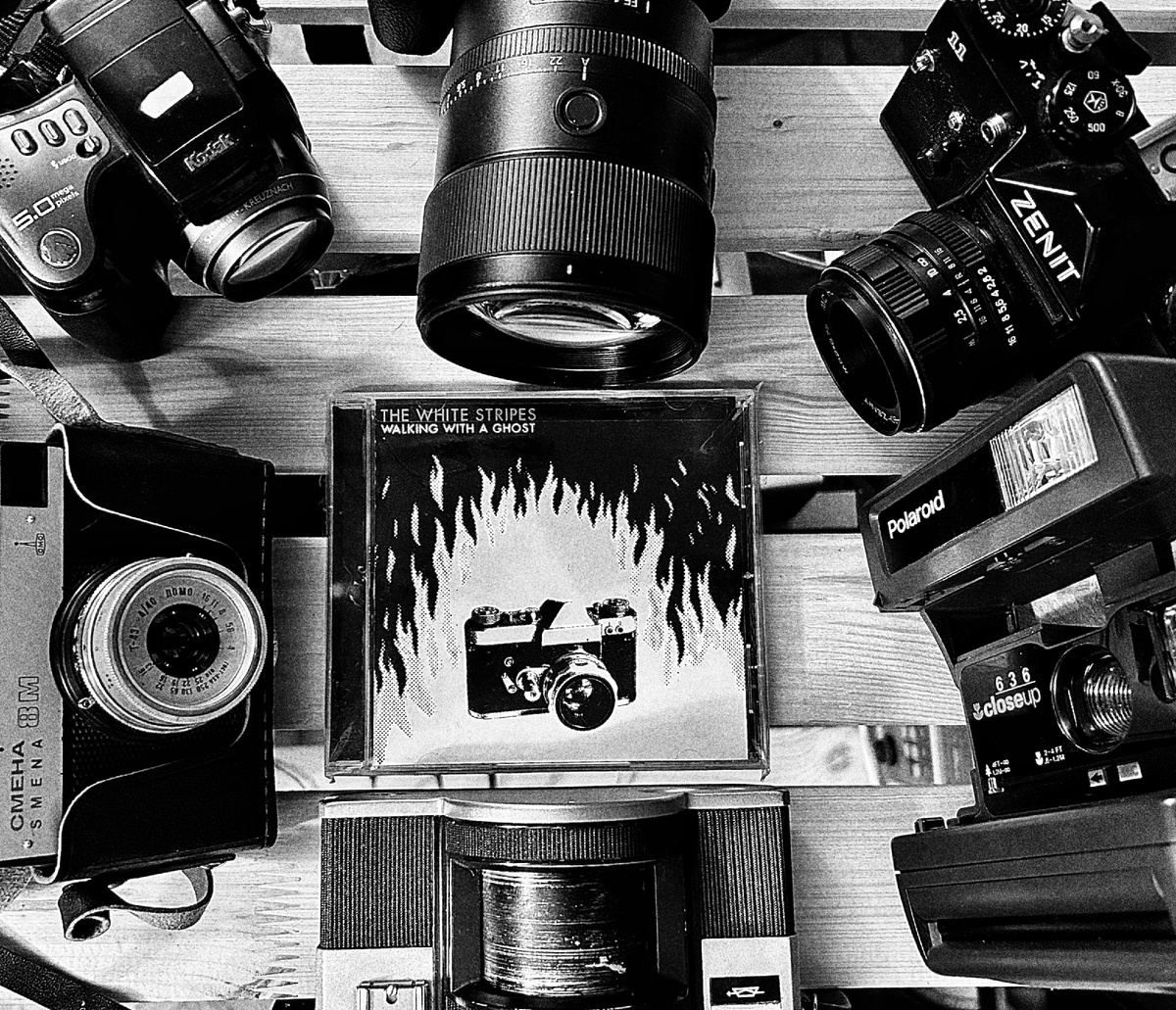 Мини-альбом «Walking With А Ghost» 2005 года группы The White Stripes.