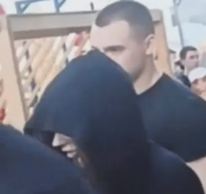 Адель после выступления забежала в минивэн