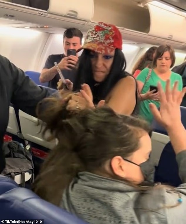 Видеоклипы, на которых она ругается, невнятно говорит, пинается, кричит и обзывает пассажирку «толстой», быстро распространились в интернете