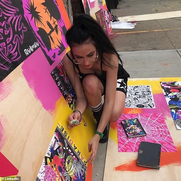 Недавно Лианна Перри  создала коллекцию и работала с известными брендами, включая Adidas, MAC, Maybelline и Hot Topic, а также Shein.