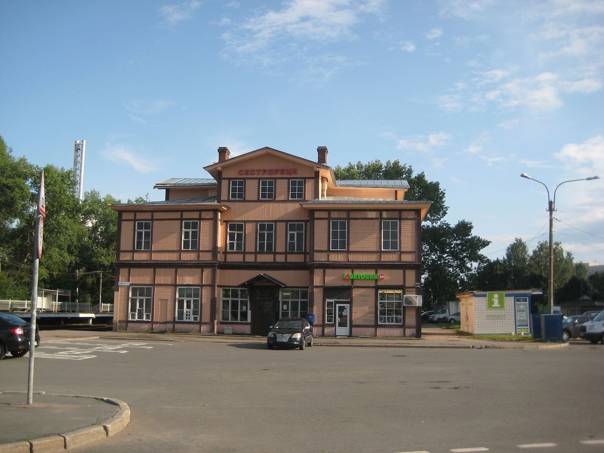 Вокзал Сестрорецк: GAlexandrova. Собственная работа, CC BY-SA 4.0, https://commons.wikimedia.org/w/index.php?curid=110595624