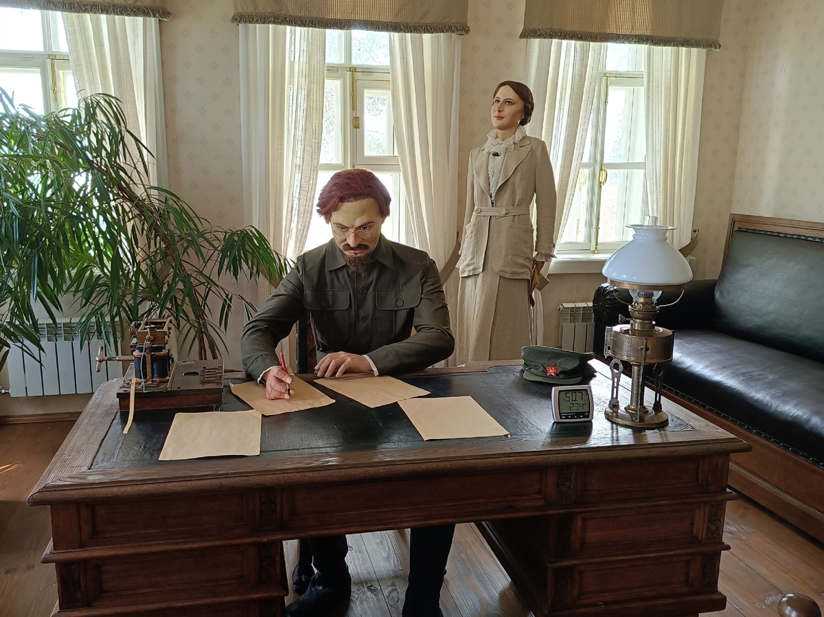 Инсталяция. Троцкий и Лариса Рейснер. 