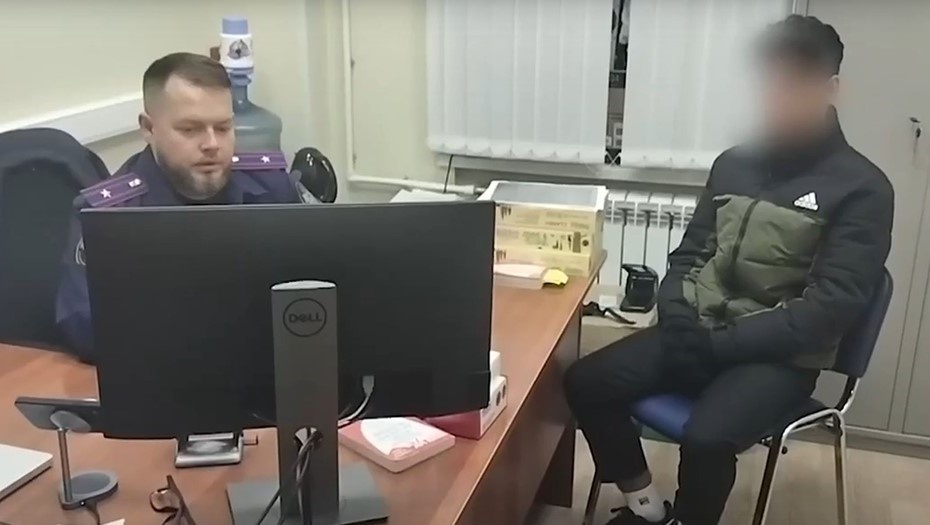    Участник банды Турала Мамедова у следователя СК. Автор фото: ГСУ СК по Петербургу.